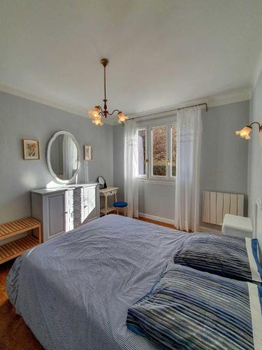 une chambre avec un grand lit et un miroir dans l'établissement Brin d'azur, à Nyons