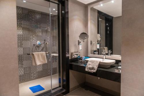 A bathroom at Sunrise Diamond Beach Resort -Grand Select