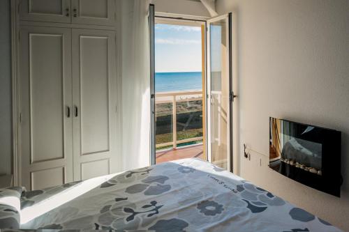 Posteľ alebo postele v izbe v ubytovaní PRIMERISIMA LINES DE PLAYA AP10 apartamento