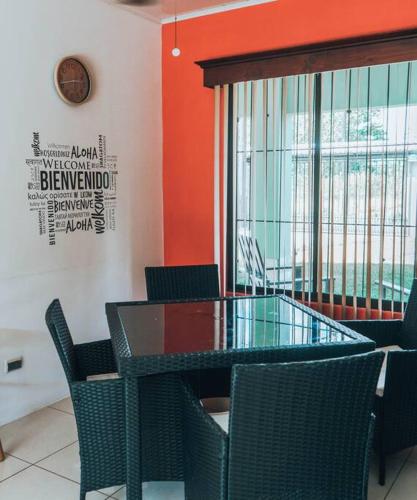 Ruang duduk di Elegant Villa in La Fortuna with spacious backyard plus very private pool & parking