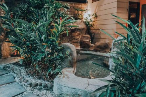 Taman di luar Elegant Villa in La Fortuna with spacious backyard plus very private pool & parking