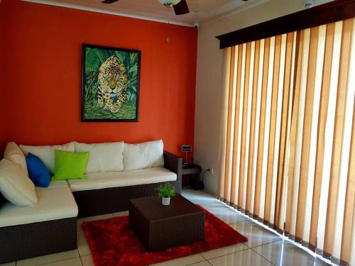 Ruang duduk di Elegant Villa in La Fortuna with spacious backyard plus very private pool & parking