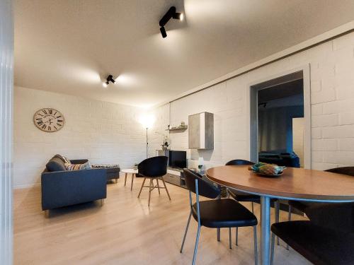 uma sala de estar e de jantar com mesa e cadeiras em Den 1 Hengelhoef em Aan de Wolfsberg