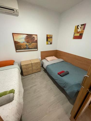 1 dormitorio con 2 camas individuales y 1 colchón en Orellana en Valencia