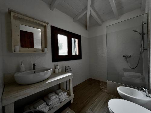 Et badeværelse på villa Dimora Arnesano