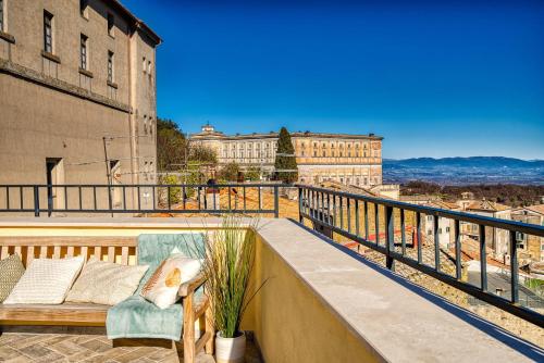 - un balcon avec un canapé au-dessus d'un bâtiment dans l'établissement Casa Checca appartamenti per vacanze, à Caprarola