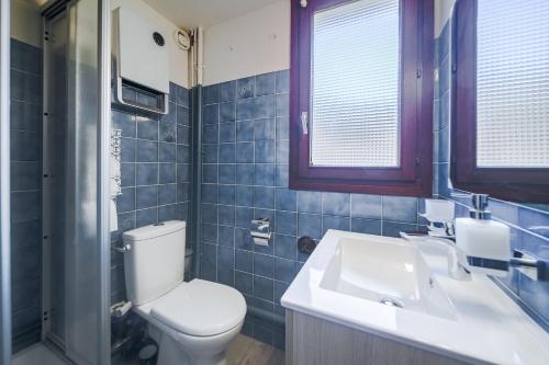 une salle de bain avec toilettes et lavabo dans l'établissement Le Tetrao, aux Angles