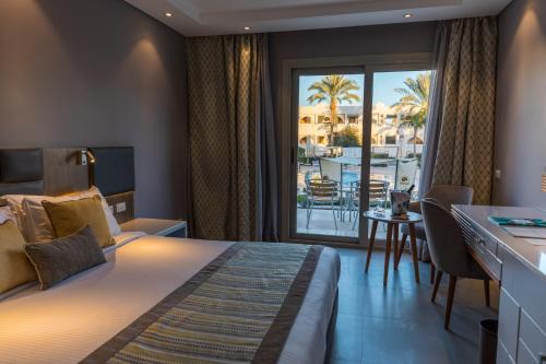 A bed or beds in a room at Sunrise Diamond Beach Resort -Grand Select