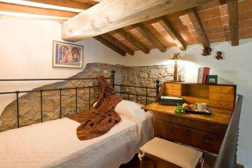 CantagrilloにあるPoggio di San Biagioのベッドルーム1室(ベッド1台、木製ドレッサー付)