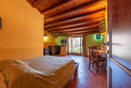 ein Schlafzimmer mit einem Bett und einem Tisch in einem Zimmer in der Unterkunft Stenopus Greco Casa per AFFITTI TURISTICI in Santa Flavia