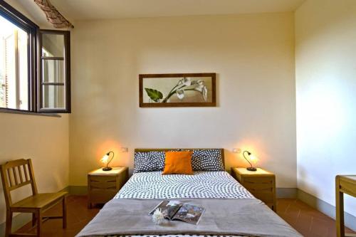 1 dormitorio con 1 cama con 2 mesas y 2 lámparas en Castello di Alica, en Forcoli