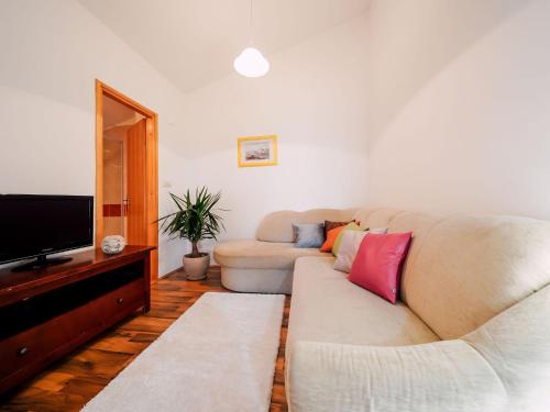 Televízia a/alebo spoločenská miestnosť v ubytovaní Lovely apartment with swimming pool