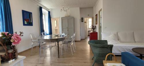 un salon avec une table et des chaises et une chambre dans l'établissement Casa ANNA, à Calvi