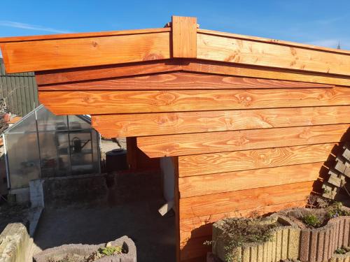 a wooden dresser with a wooden roof at De Ganz in Grafhorst
