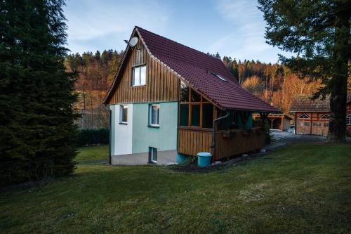 een klein huis met een rood dak op een erf bij Das Appartment im Gästehaus im Rittergut Keulrod in Bischofrod
