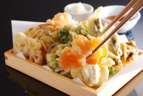 ホテルの敷地内または近くでの食事または食べ物
