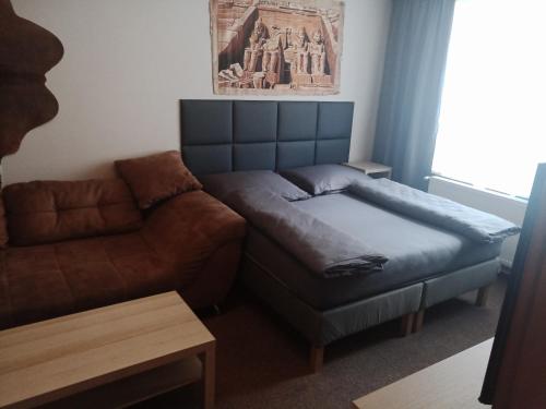 un soggiorno con divano e letto di Králíky apartmán a Králíky