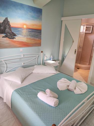 a bedroom with a bed with towels on it at Bella Vista in Yiáltra