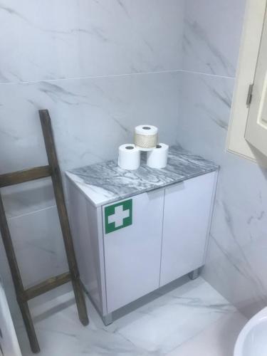 uma casa de banho com dois rolos de papel higiénico num balcão em Quintinha de Pinouco em Resende