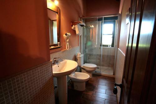 A bathroom at Hotel Rural Casa Cueto