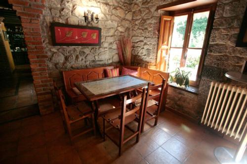 印非斯托的住宿－Hotel Rural Casa Cueto，一间带木桌和椅子的用餐室