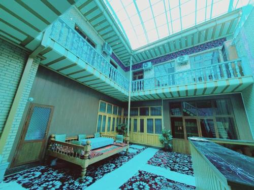 een grote kamer met een balkon en een bank bij Ibragim-bek in Samarkand