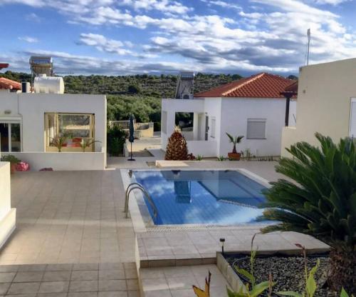 una casa con piscina in un cortile di Grey House a Chorafakia