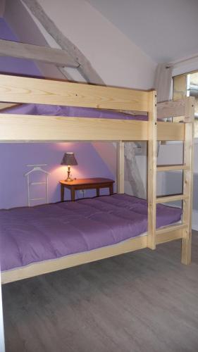 - une chambre avec des lits superposés et un matelas pourpre dans l'établissement La Grange du Couvent, à Sarlat-la-Canéda