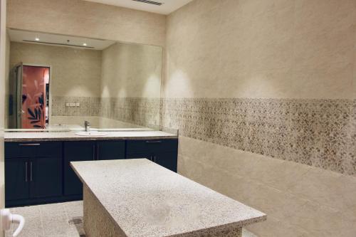 a bathroom with a sink and a tub at Hayat Al Riyadh Washam Hotel in Riyadh