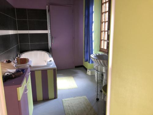 une salle de bain colorée avec un lavabo et un évier dans l'établissement la noisette, à Saint-Rémy