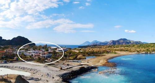 - une vue aérienne sur une plage dans l'établissement Hotel Rojas, à Vulcano