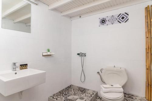 Vonios kambarys apgyvendinimo įstaigoje SeaView Apartment & Studios