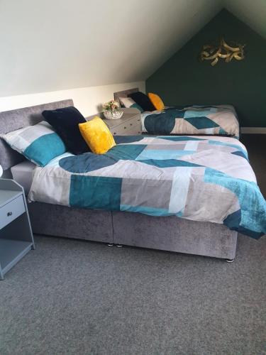 Mount Bolton Apartment في Portlaw: غرفة نوم بسريرين في غرفة