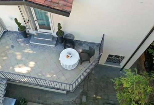 an overhead view of a table and chairs on a patio at Lo Schiaccianoci Bed&Breakfast de Charme in Scanzorosciate
