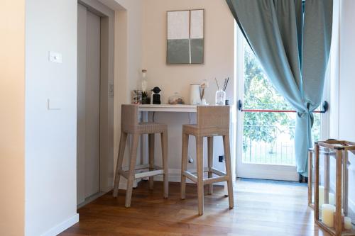 a kitchen with a table with two chairs and a window at Lo Schiaccianoci Bed&Breakfast de Charme in Scanzorosciate