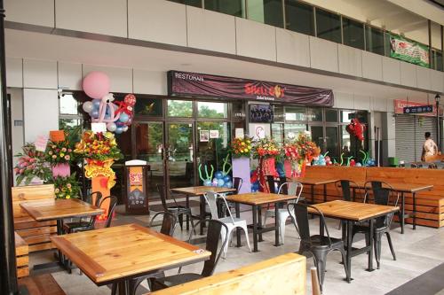 Een restaurant of ander eetgelegenheid bij Comfy Studio Vista Alam