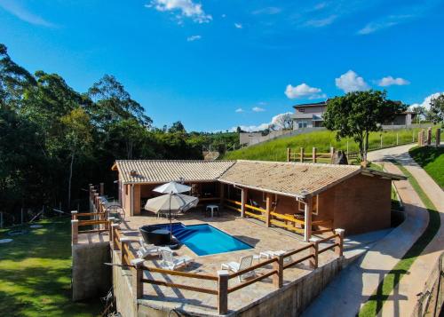 Chácara com piscina aquecida em condomínio fechado