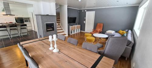 uma sala de estar com uma mesa de jantar e uma cozinha em Cheerful 4-bedroom home with fireplace, 1,5km from Flåm center em Aurland