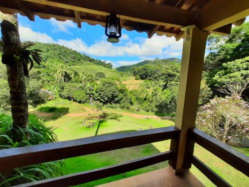 - un balcon offrant une vue sur les montagnes dans l'établissement Espaço inteiro: Casa de campo nas montanhas, à Domingos Martins