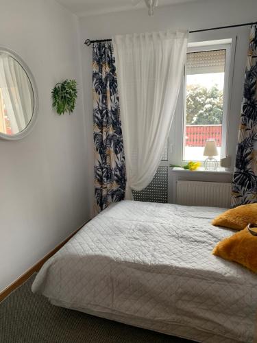 1 dormitorio con 1 cama grande y ventana en Witkacówka, en Zakopane