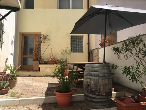 a patio with an umbrella and a table with plants at BellaVista Bike Stop in Spoltore