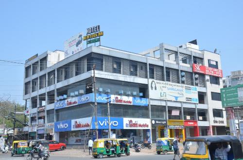 a building on a busy city street with traffic at Hotel Newyork Inn in Anand
