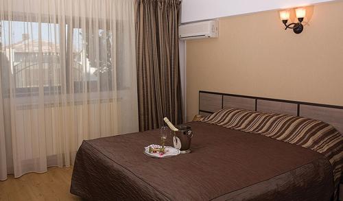En eller flere senger på et rom på Vila Royal