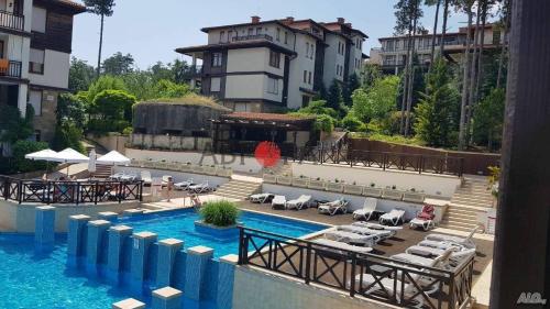 Pemandangan kolam renang di Lilia Sun Apartment atau di dekatnya