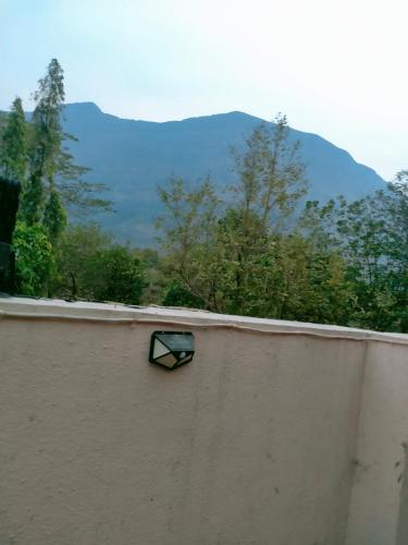 Ein allgemeiner Bergblick oder ein Berglick von der Villa aus
