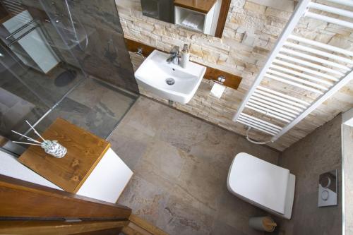 a bathroom with a sink and a toilet at Apartmán Srnka s výhľadom na Vysoké Tatry in Smokovce