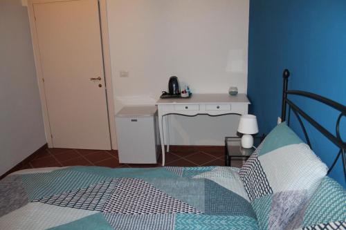 a bedroom with a bed and a table and a desk at Il casale di Sandra in Chiusi
