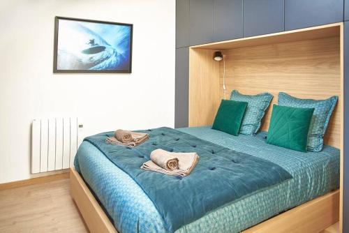 Un pat sau paturi într-o cameră la Magnifique Appartement Design Parking Chiberta