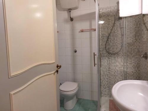 Residenza Sorrentina في سورينتو: حمام مع مرحاض ومغسلة ودش
