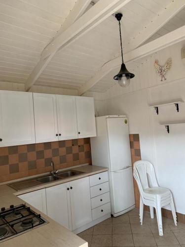 A kitchen or kitchenette at Soggiorno paradisiaco in bungalow sulla spiaggia